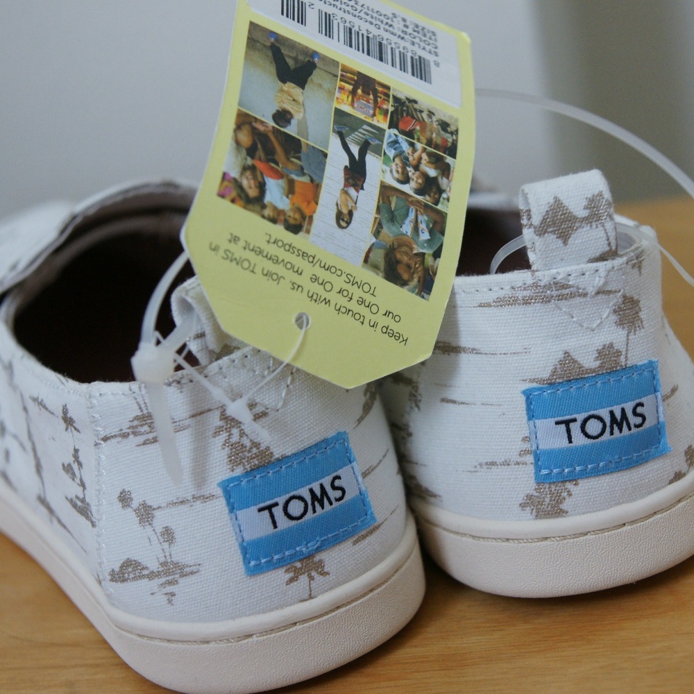 NWT TOM'S white and gold palm espadrilles SZ 8.5